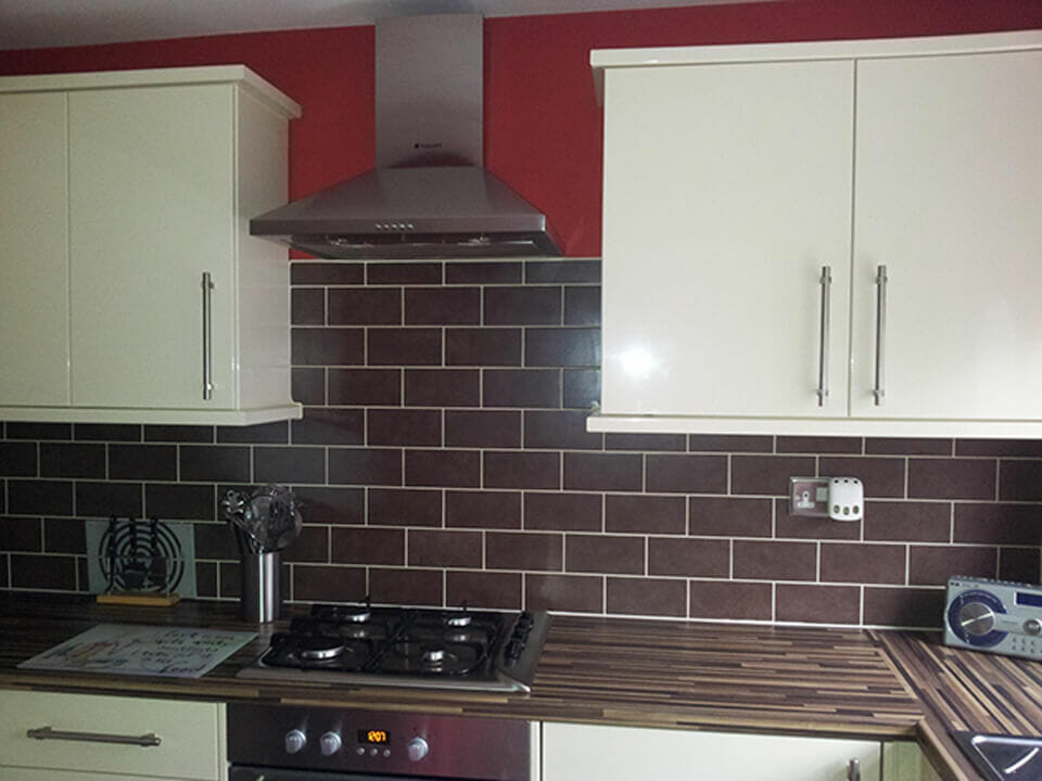 Fitted Kitchen with Tiled Splashback & Extractor Fan