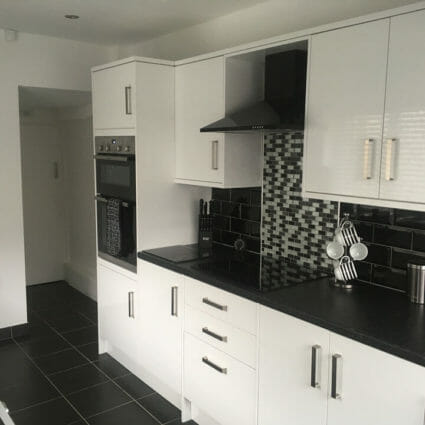 White Gloss Kitchen with Slate Tiles - Durham