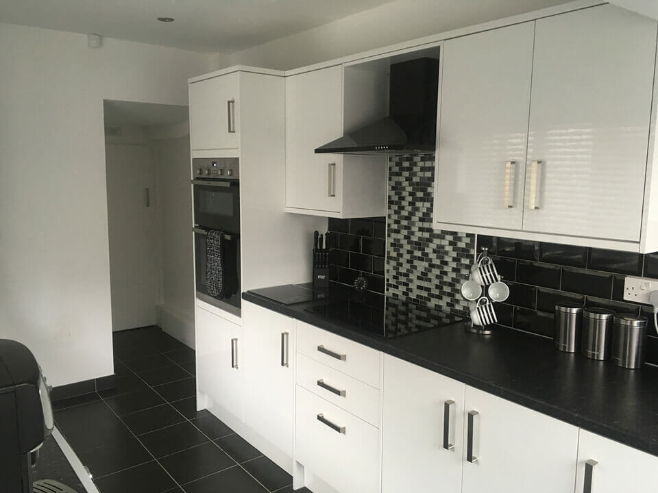 White Gloss Kitchen with Slate Tiles - Durham